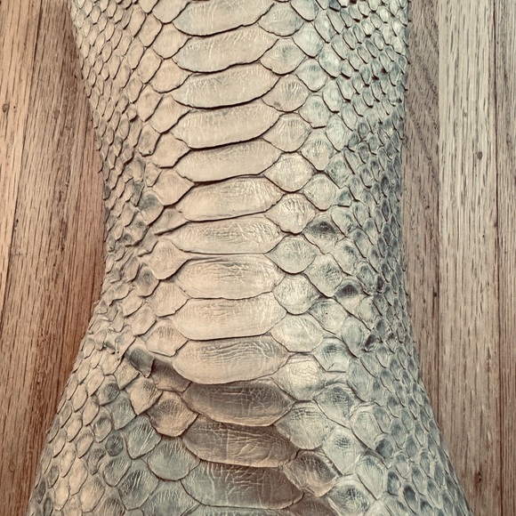 Rare gold shimmery snake skin booties with zipper. Size 38 - Picture 5 of 8